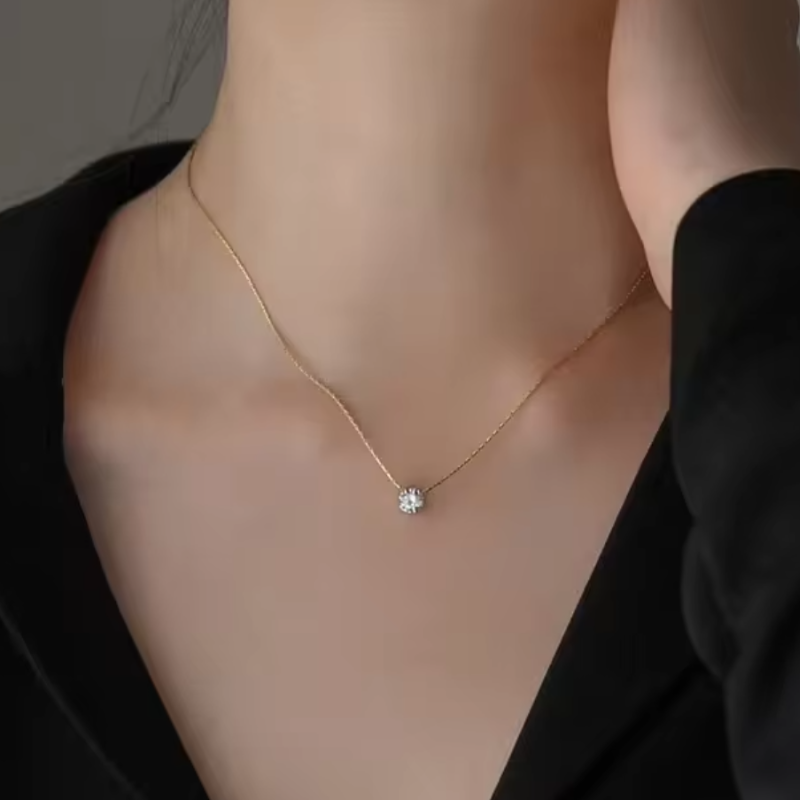 COLLIER PENDENTIF EN ZIRCON A SIX GRIFFES