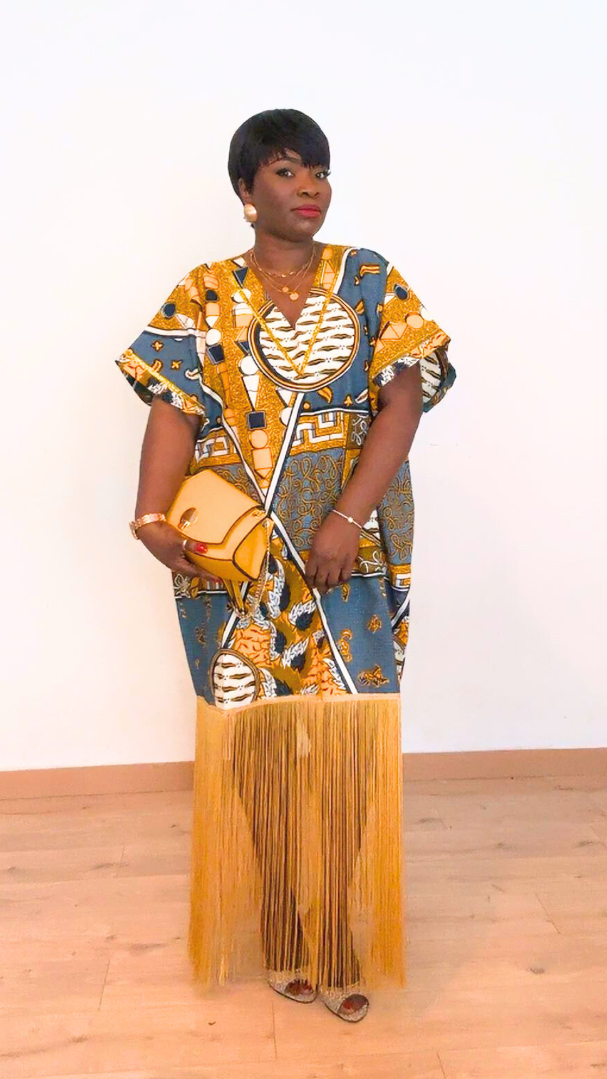 Robe ample en wax et franges dorées