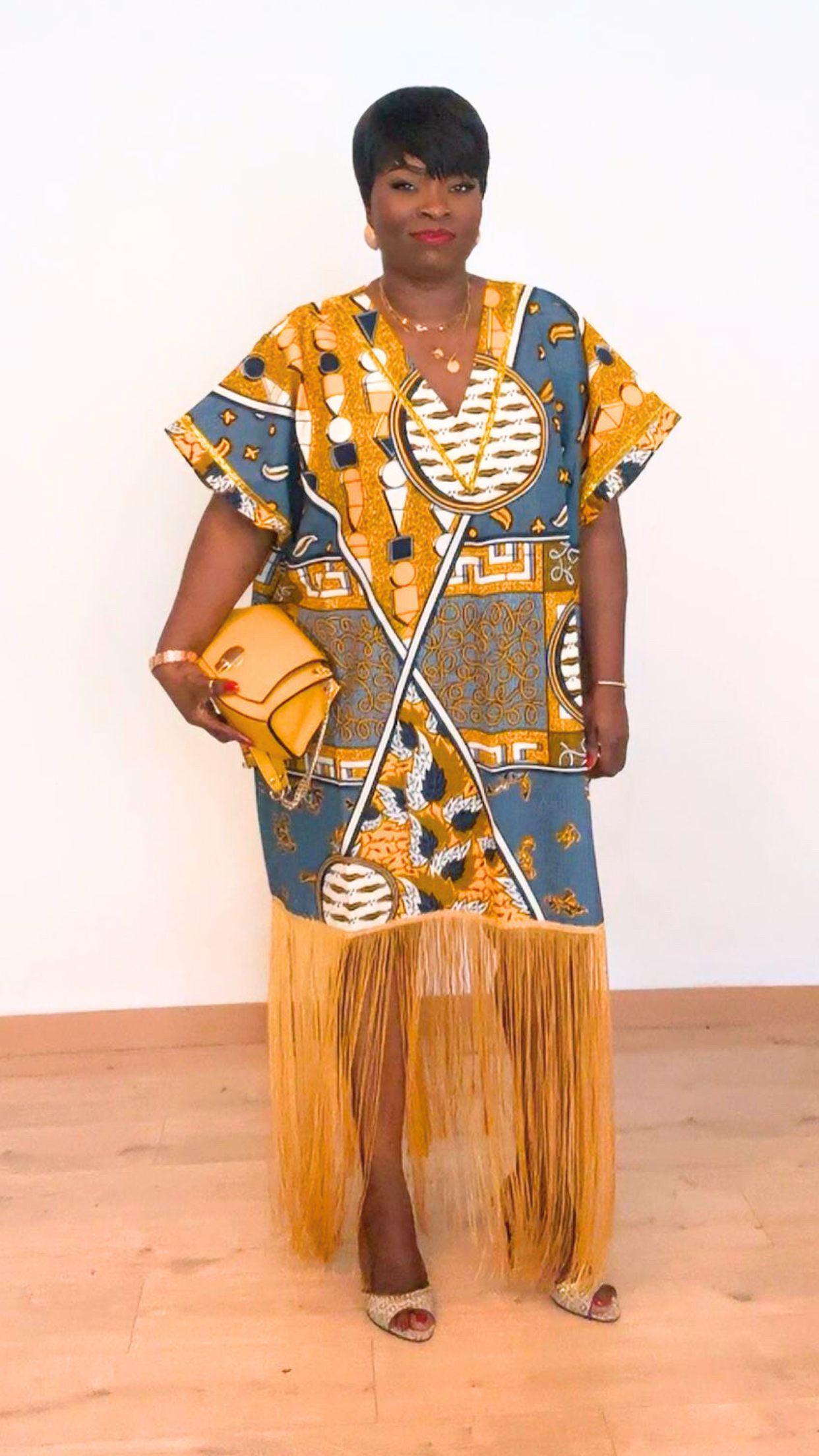 Robe ample en wax et franges dorées