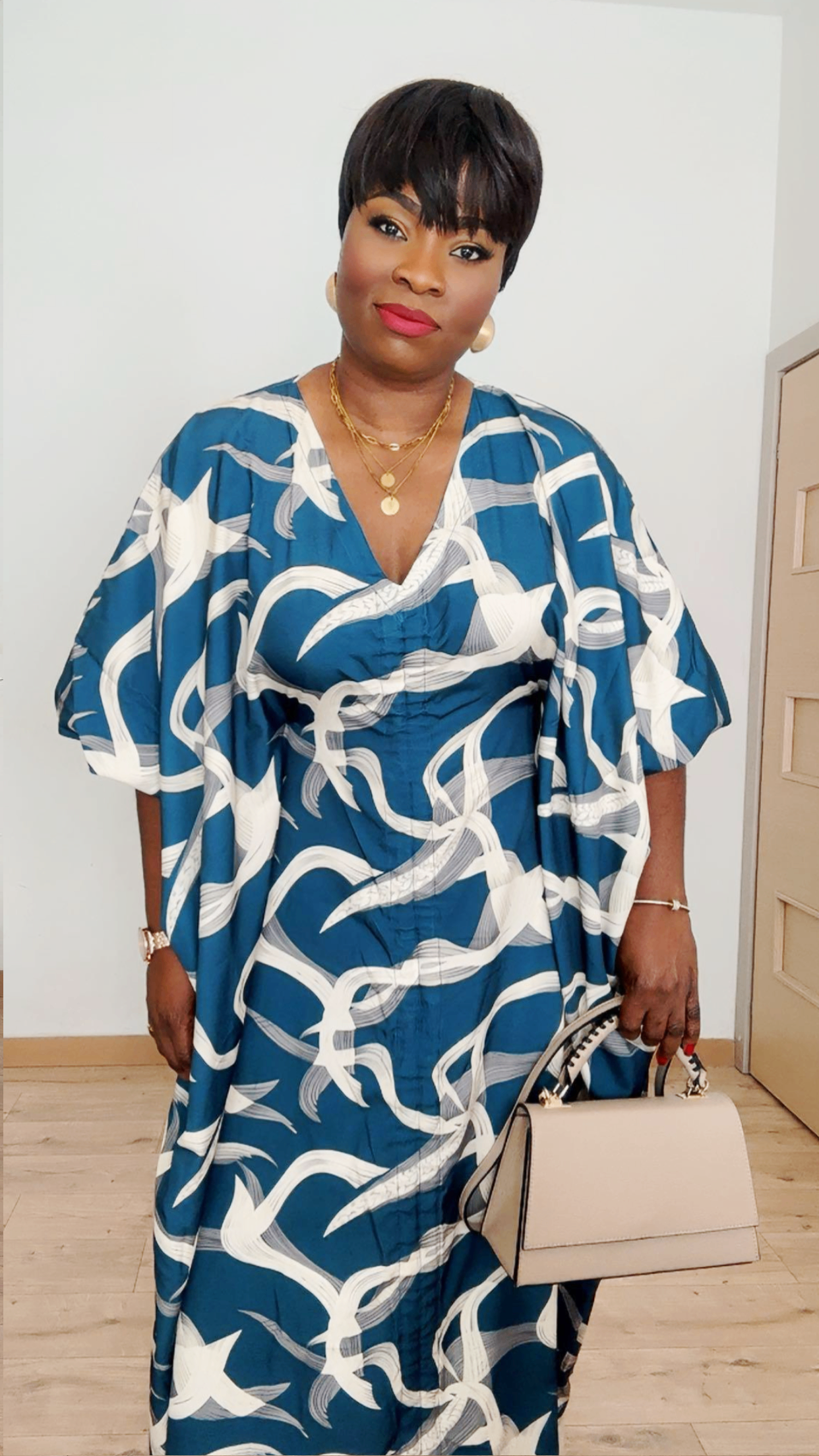 Robe Caftan Longue en Soie – Imprimé Artistique Bleu Nuit