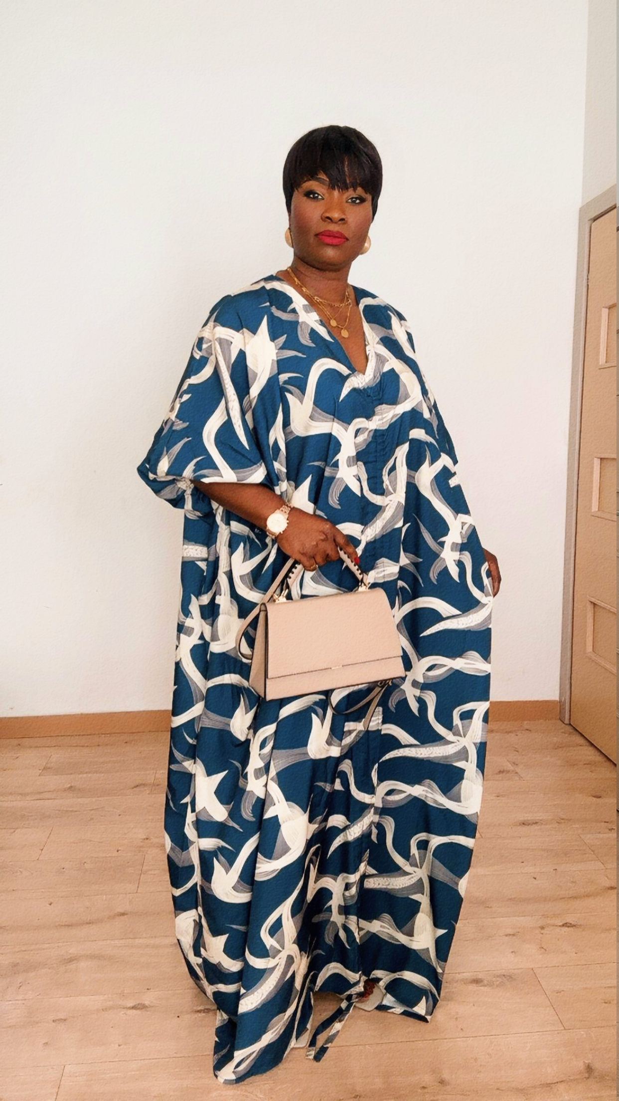 Robe Caftan Longue en Soie – Imprimé Artistique Bleu Nuit