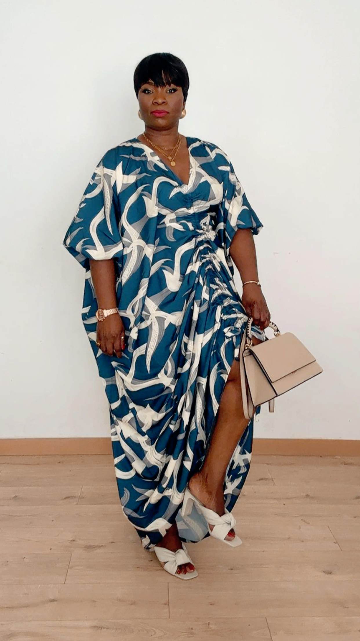 Robe Caftan Longue en Soie – Imprimé Artistique Bleu Nuit