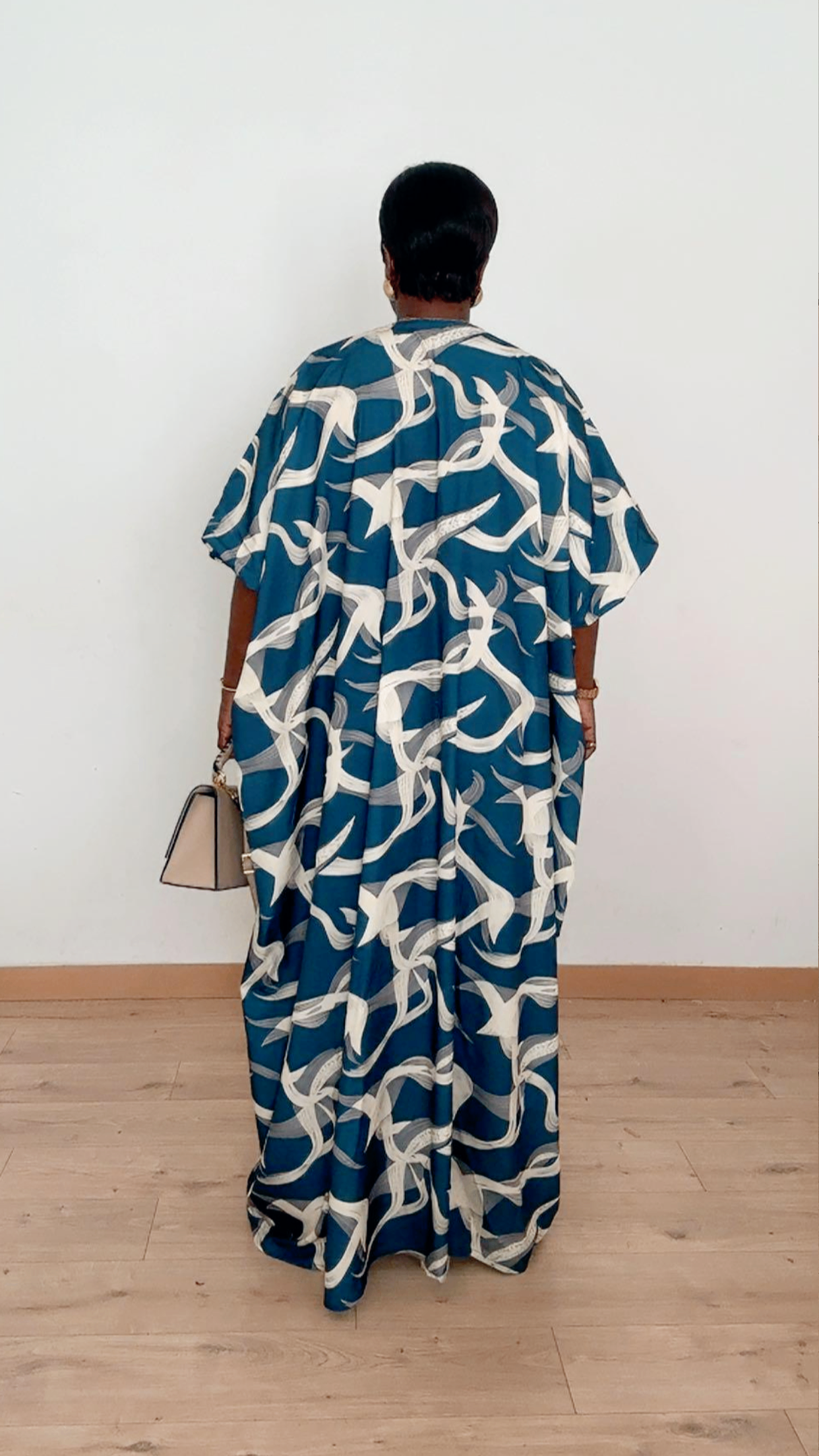 Robe Caftan Longue en Soie – Imprimé Artistique Bleu Nuit